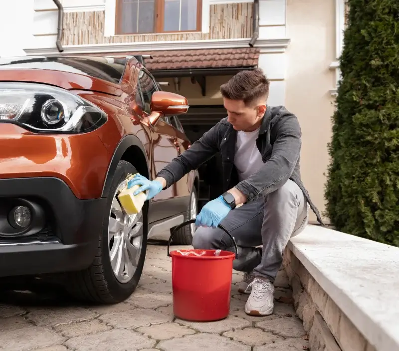 Lavage auto à domicile La Londe-les-Maures : professionnel intervenant sur un véhicule